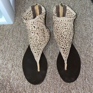 GYPSY CROCHETED ZIP BACK FLAT SANDAL IN SAND MULTI